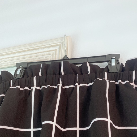 54 SHEIN black and white checkered ruffle shorts - Picture 2 of 4